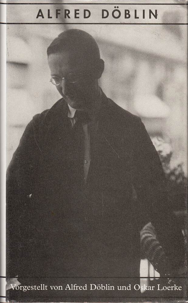 Alfred Döblin im Buch zu Hause auf der Strasse