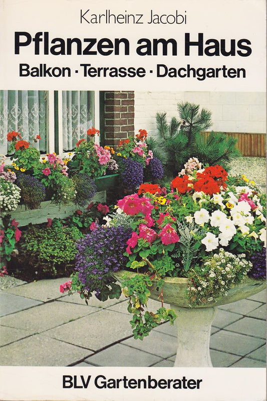 Pflanzen am Haus. Balkon  Terrasse  Dachgarten.