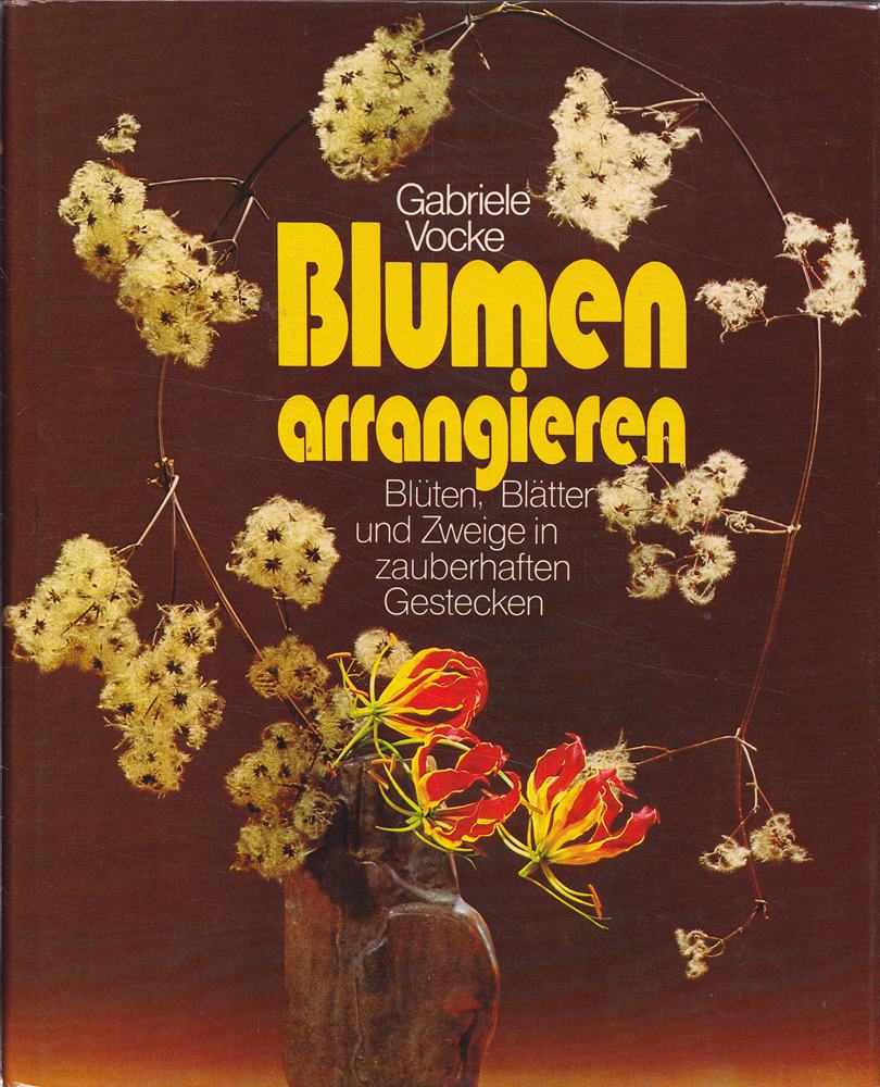 Blumen arrangieren. Blüten  Blätter und Zweige in zauberhaften Gestecken